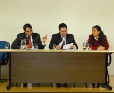 Da esquerda para a direita: Dr. André Renato Miranda Andrade - Procurador da PRE/PGE, Dr. Luiz Henrique Sormani Barbugiani - Procurador-chefe da CEJ/PGE, Dra. Anamaria Batista - Procuradora da PRE/PGE.