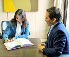 Procuradora Milena Stela Martins assina ato com o Procurador-geral Sandro Kozikoski
