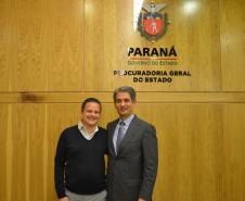 O professor Dr. Egon Bockmann Moreira foi recepcionado pelo procurador-geral Dr. Ubirajara Ayres Gasparin