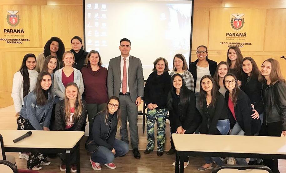 Universitários apresentam resultados sobre ambiente de trabalho da PGE-PR Universitários apresentam resultados sobre ambiente de trabalho da PGE-PR